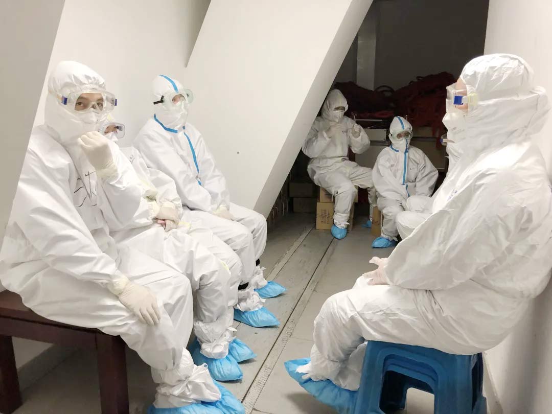 身穿麻豆文化传媒精品观看防護服(fú)的“守滬者” 24小時奮戰在浦東國際機場口岸防疫一線