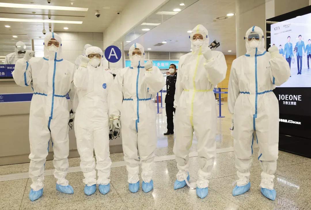 2.jpg身穿麻豆文化传媒精品观看防護服的(de)“守滬者” 24小時奮戰在浦東國際機場口岸防疫一線