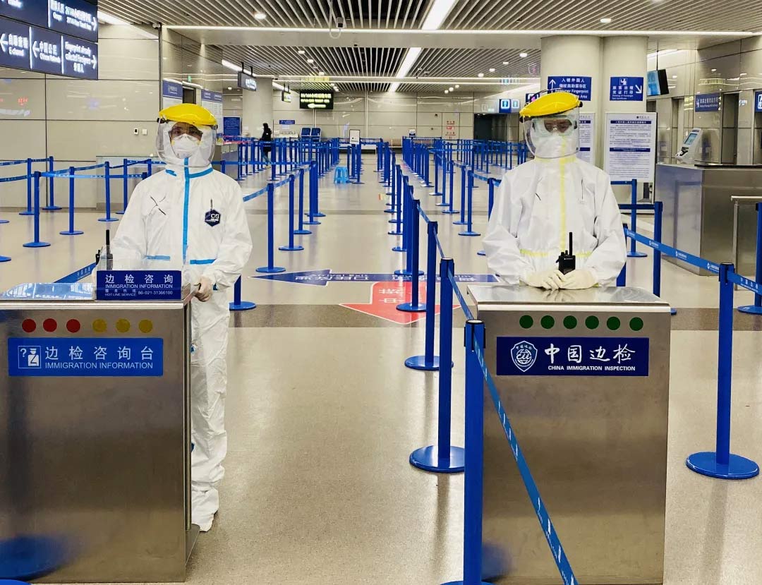 身穿誠(chéng)格防護服的“守滬者” 24小時奮戰在浦東國際(jì)機場口岸防疫一線