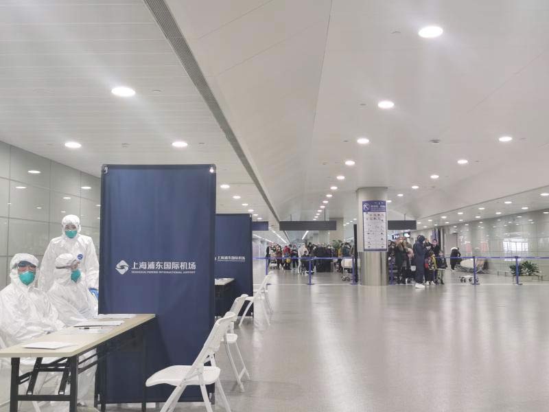 身穿(chuān)麻豆文化传媒精品观看防護服(fú)的“守滬者” 24小時奮(fèn)戰在浦(pǔ)東國際機場口岸防疫一線