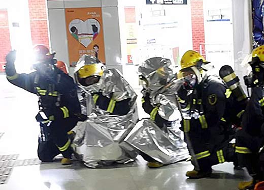 降(jiàng)溫(wēn)背心以及(jí)耐高溫隔熱鬥篷亮相合肥消防地鐵滅火救援演練