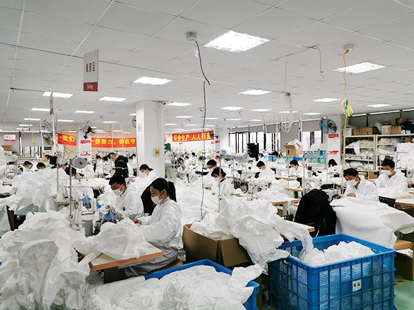 探訪上（shàng）海防護服生產廠：工人七八（bā）分鍾就能做1件（jiàn）