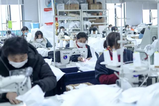 防護服緊缺(quē)?這(zhè)家僅用了5天(tiān)時間轉產防護服(fú),日產量已達9000件