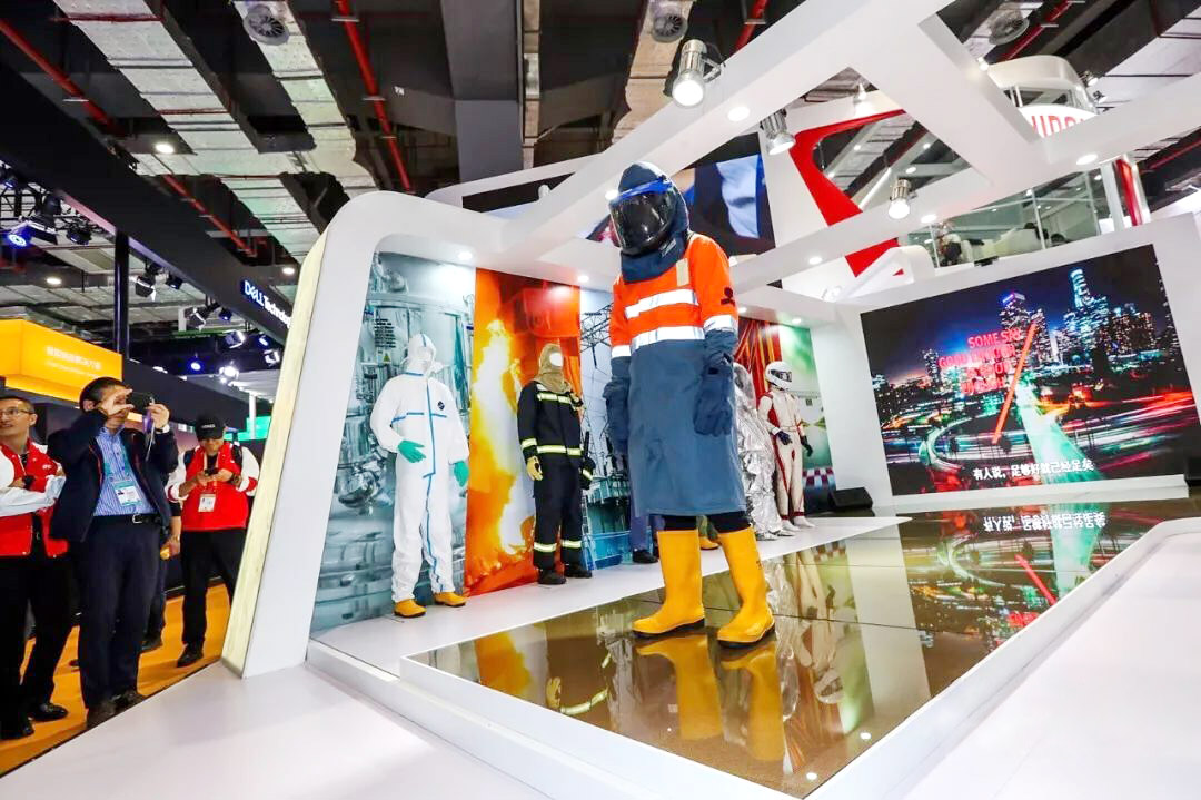 麻豆文化传媒精品观看防電弧套裝T台展示