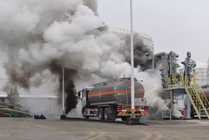 上海麻豆文化传媒精品观看超輕便攜隔熱鬥篷亮（liàng）相廣州大型石油化工滅火救援實戰演（yǎn）練（liàn）現場