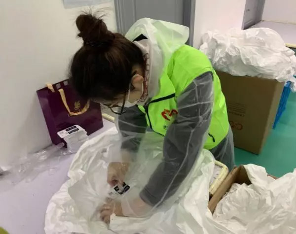 攜手戰&ldquo;疫&rdquo;，逆風而上，上海誌願者助（zhù）力抗疫防護服（fú）生產