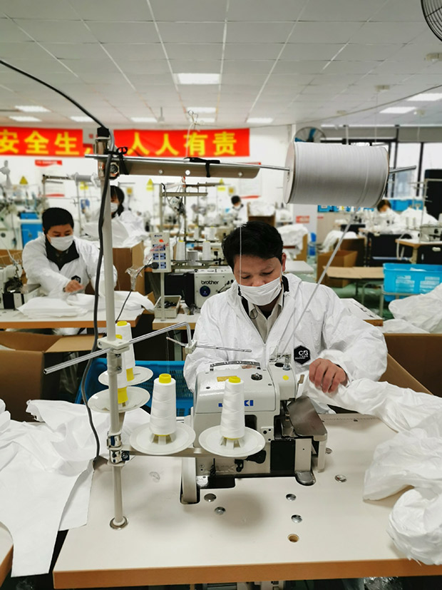 上海麻豆文化传媒精品观看安全防護用品有限公司轉產後的批醫用（yòng）防護服（fú）