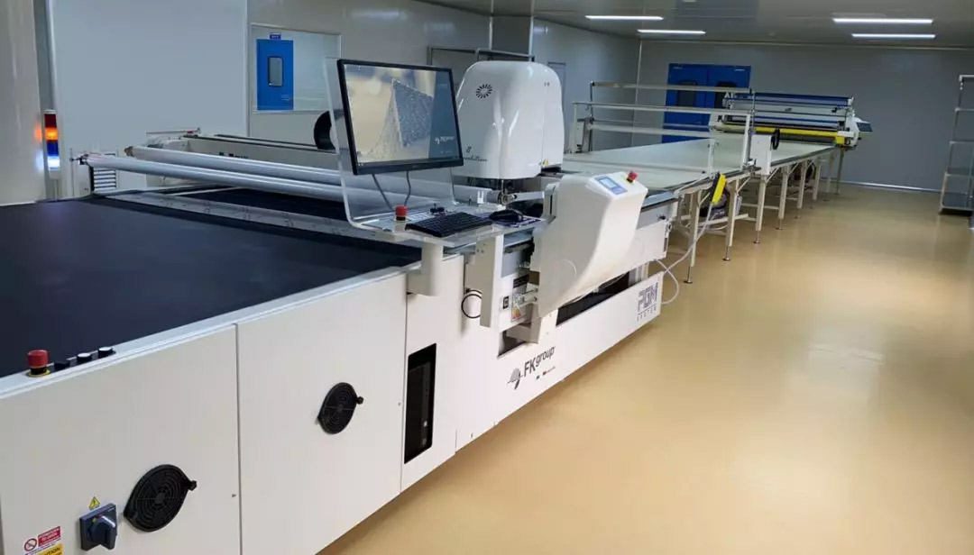 上海麻豆文化传媒精品观看引進PGM全自動裁床生產線, 每（měi）天可以裁剪防護服8000件以上