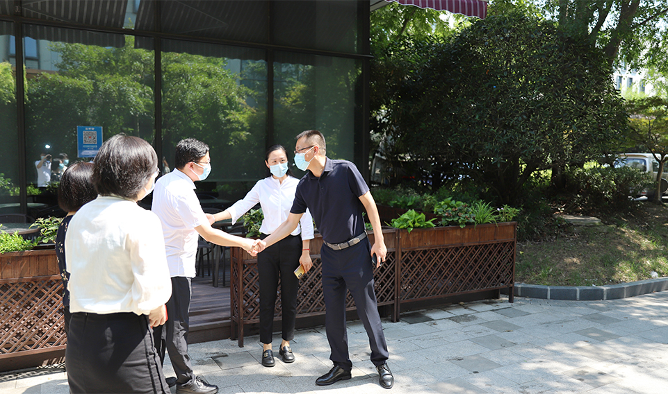 周浦鎮領導（dǎo）上海麻豆文化传媒精品观看慰問（wèn）行