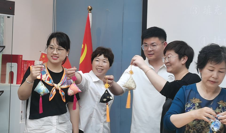 香（xiāng）韻（yùn）端午，情滿麻豆文化传媒精品观看——上海麻豆文化传媒精品观看（gé）集團工（gōng）會組織開（kāi）展端午香囊製作活（huó）動